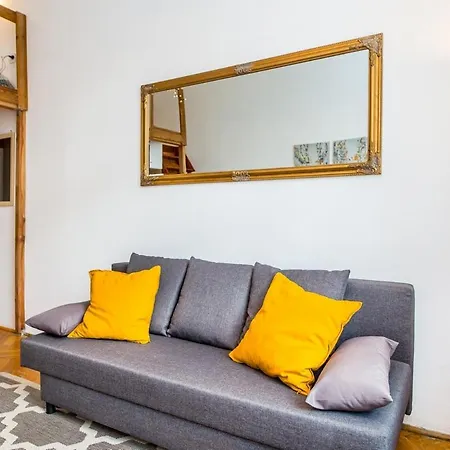 Miodowa Apartment *